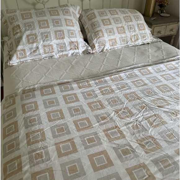 Crate & Barrel queen duvet set. Tan gray cotton